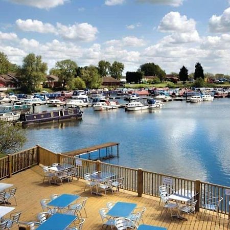 Beautiful 2 Bedroom Helmsley Lodge Northampton Bagian luar foto