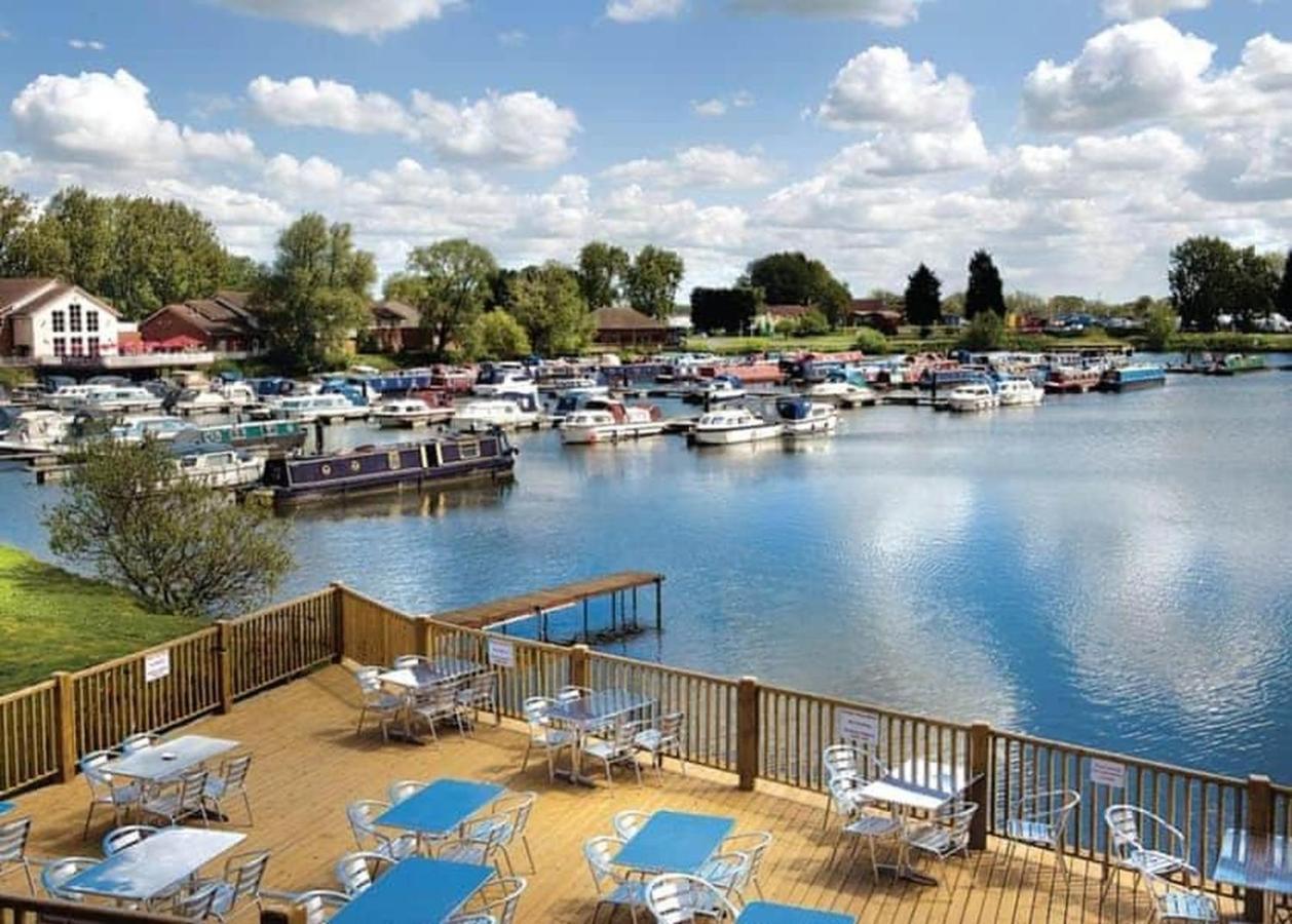 Beautiful 2 Bedroom Helmsley Lodge Northampton Bagian luar foto