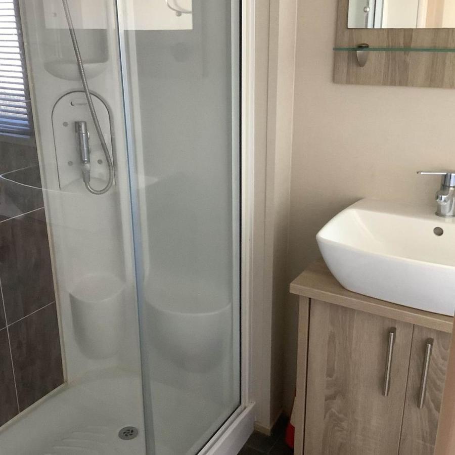 Beautiful 2 Bedroom Helmsley Lodge Northampton Bagian luar foto