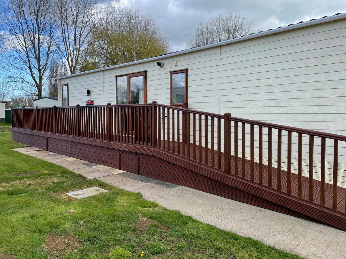 Beautiful 2 Bedroom Helmsley Lodge Northampton Bagian luar foto