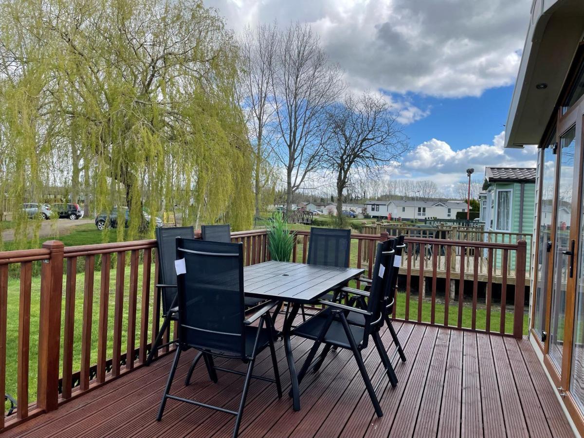 Beautiful 2 Bedroom Helmsley Lodge Northampton Bagian luar foto