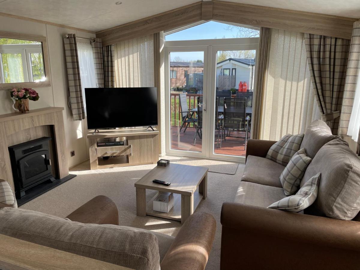 Beautiful 2 Bedroom Helmsley Lodge Northampton Bagian luar foto