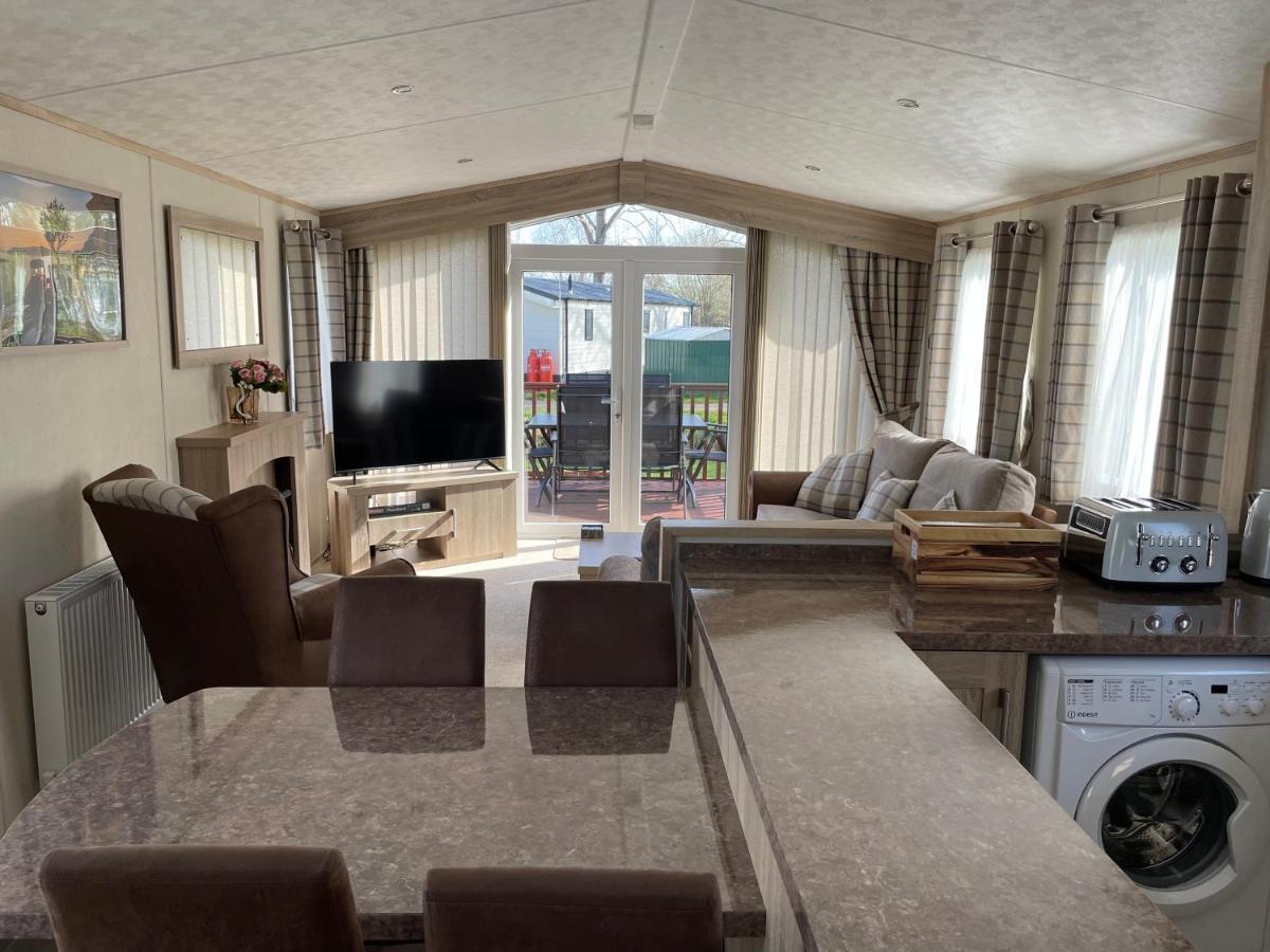 Beautiful 2 Bedroom Helmsley Lodge Northampton Bagian luar foto