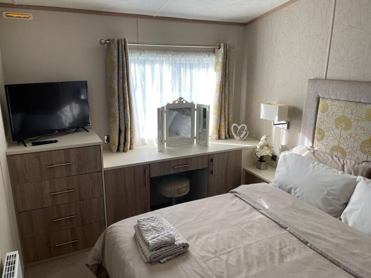 Beautiful 2 Bedroom Helmsley Lodge Northampton Bagian luar foto