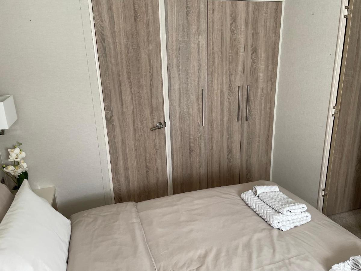 Beautiful 2 Bedroom Helmsley Lodge Northampton Bagian luar foto
