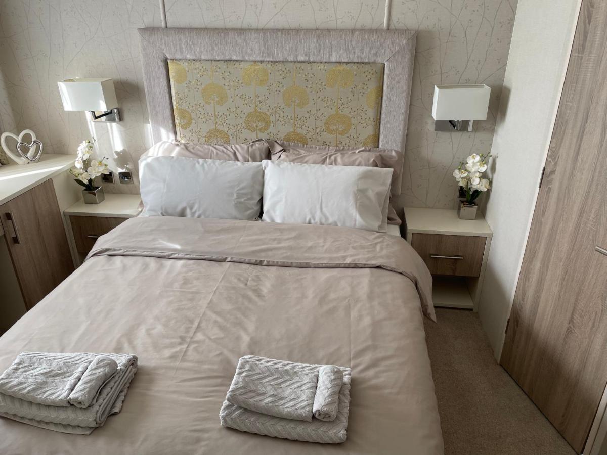Beautiful 2 Bedroom Helmsley Lodge Northampton Bagian luar foto
